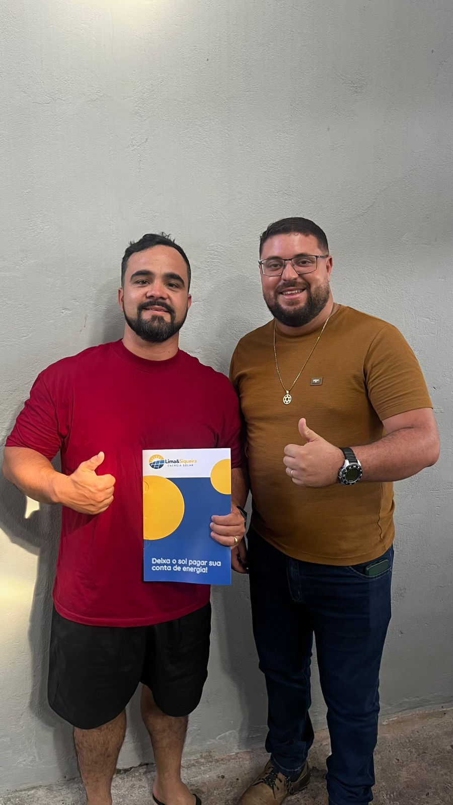 Douglas com cliente satisfeito após atendimento de energia solar